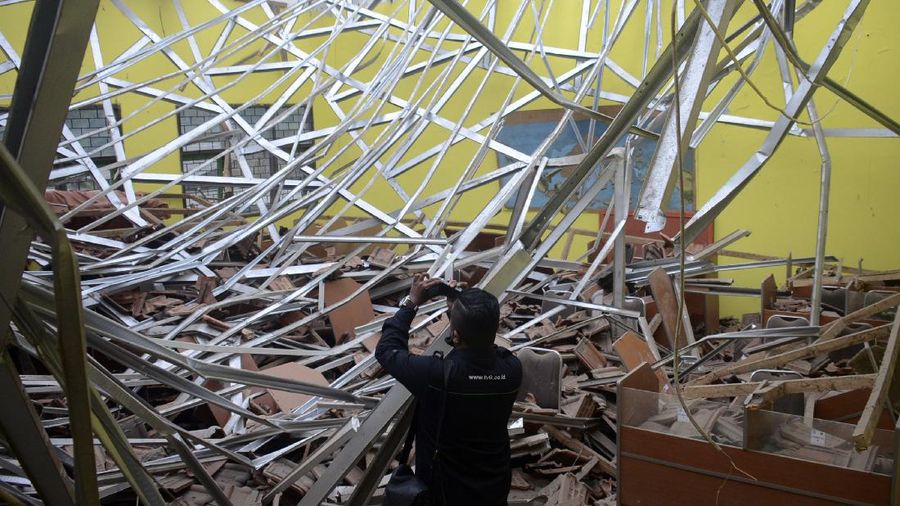 Gempa kembali terjadi di Malang Jawa Timur, Minggu (11/4/2021). AP/Hendra Permana