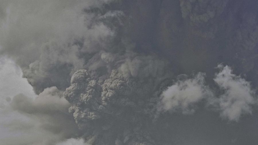 Gunung api La Soufriere yang ada di Pulau St Vincent, Karibia bagian timur, mengalami erupsi pada Jumat (9/4) waktu setempat. (AP Photo / Lucanus Ollivierre)