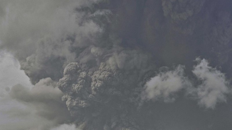 Gunung api La Soufriere yang ada di Pulau St Vincent, Karibia bagian timur, mengalami erupsi pada Jumat (9/4) waktu setempat. (AP Photo / Lucanus Ollivierre)