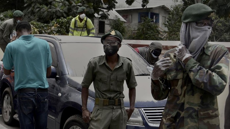 Gunung api La Soufriere yang ada di Pulau St Vincent, Karibia bagian timur, mengalami erupsi pada Jumat (9/4) waktu setempat. (AP Photo / Lucanus Ollivierre)