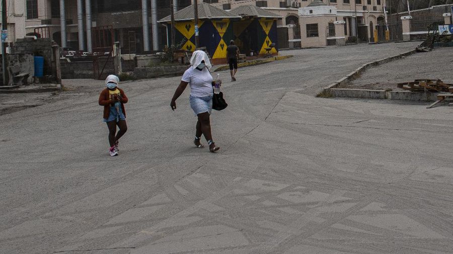 Gunung api La Soufriere yang ada di Pulau St Vincent, Karibia bagian timur, mengalami erupsi pada Jumat (9/4) waktu setempat. (AP Photo / Lucanus Ollivierre)