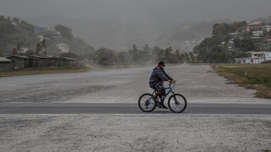 Gunung api La Soufriere yang ada di Pulau St Vincent, Karibia bagian timur, mengalami erupsi pada Jumat (9/4) waktu setempat. (AP Photo / Lucanus Ollivierre)