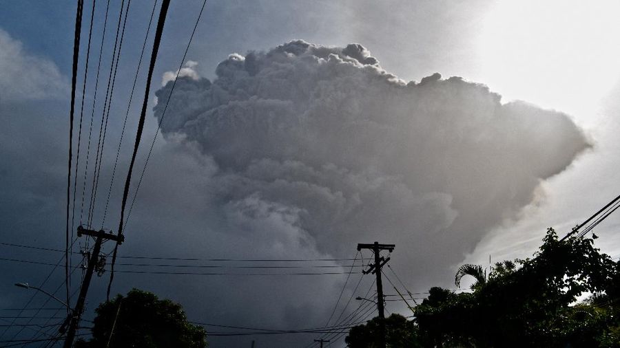 Gunung api La Soufriere yang ada di Pulau St Vincent, Karibia bagian timur, mengalami erupsi pada Jumat (9/4) waktu setempat. (AP Photo / Lucanus Ollivierre)