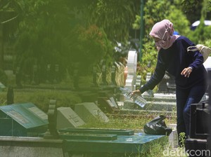 Menyiram Air di Atas Kuburan Hukumnya Sunnah, Ini Dalil dan Doanya