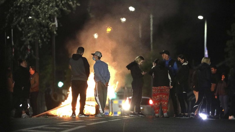 Kelompok nasionalis Irlandia dan loyalis pro-Inggris saling melempar kembang api, batu, dan bom molotov pada Rabu (7/4) malam. (AP/Peter Morrison)