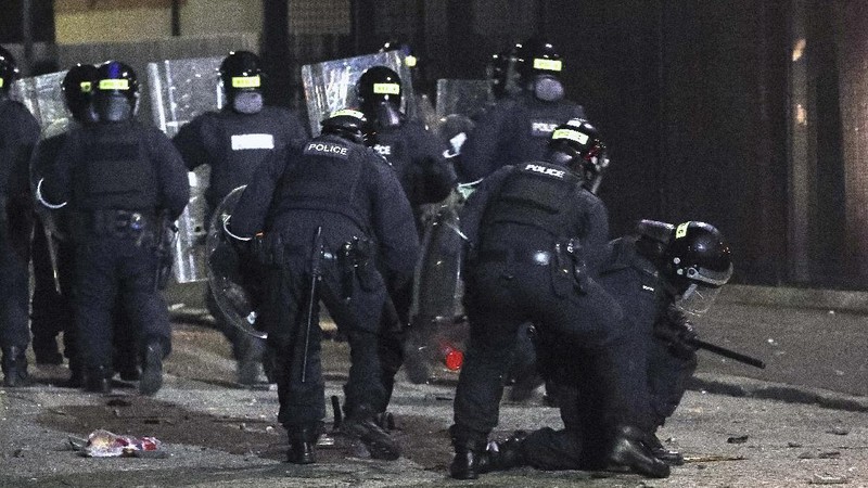 Kelompok nasionalis Irlandia dan loyalis pro-Inggris saling melempar kembang api, batu, dan bom molotov pada Rabu (7/4) malam. (AP/Peter Morrison)