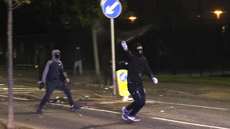 Kelompok nasionalis Irlandia dan loyalis pro-Inggris saling melempar kembang api, batu, dan bom molotov pada Rabu (7/4) malam. (AP/Peter Morrison)