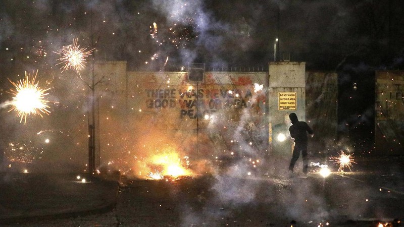 Kelompok nasionalis Irlandia dan loyalis pro-Inggris saling melempar kembang api, batu, dan bom molotov pada Rabu (7/4) malam. (AP/Peter Morrison)