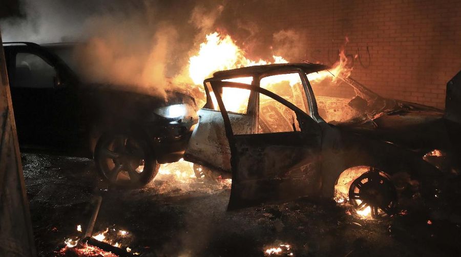 Kelompok nasionalis Irlandia dan loyalis pro-Inggris saling melempar kembang api, batu, dan bom molotov pada Rabu (7/4) malam. (AP/Peter Morrison)