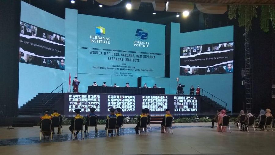 Perbanas Institute kembali menggelar acara Wisuda Perbanas Institute tahun 2021 untuk Program Studi Magister (S-2), Sarjana (S-1), dan Diploma (D-3). Acara Wisuda Perbanas Institute kali ini dilaksanakan secara Daring (online) pada Sabtu, 10 April 2021. Ist
