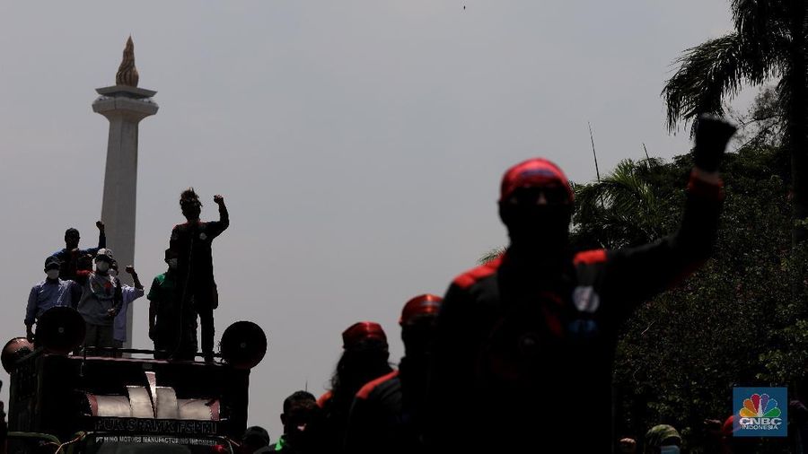 Buruh berdemo di kawasan Patung Kuda, Jakarta, Senin (12/4/2021). (CNBC Indonesia/Andrean Kristianto)