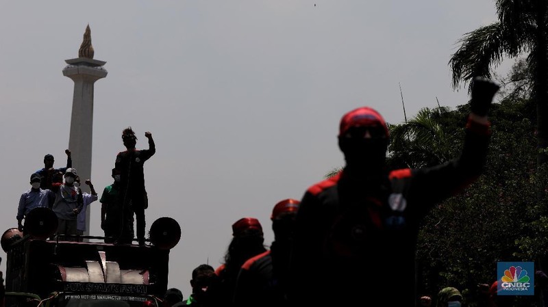 Buruh berdemo di kawasan Patung Kuda, Jakarta, Senin (12/4/2021). (CNBC Indonesia/Andrean Kristianto)