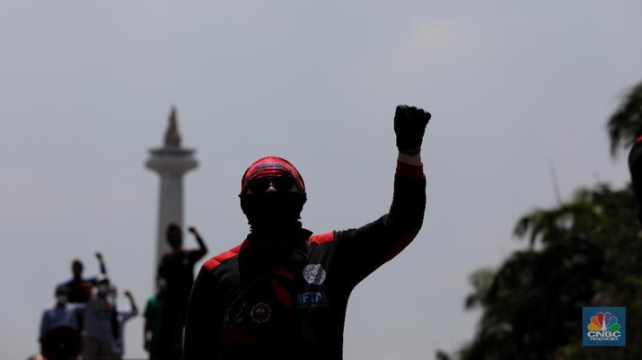 Buruh berdemo di kawasan Patung Kuda, Jakarta, Senin (12/4/2021). (CNBC Indonesia/Andrean Kristianto) Buruh berdemo di kawasan Patung Kuda, Jakarta, Senin (12/4/2021). (CNBC Indonesia/Andrean Kristianto)