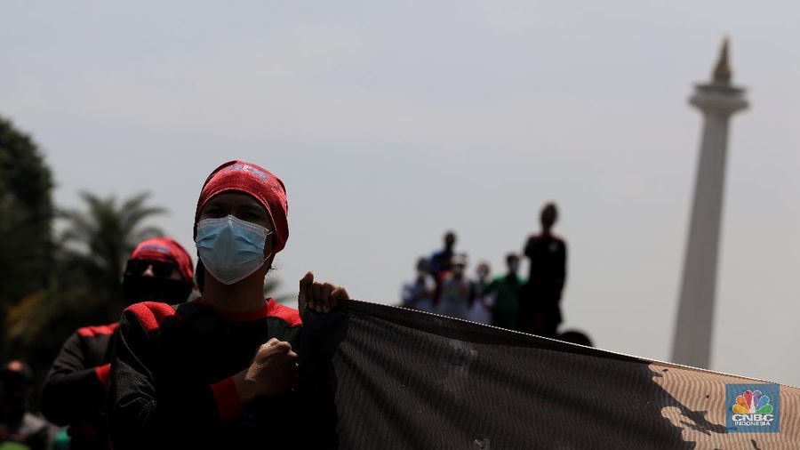 Buruh berdemo di kawasan Patung Kuda, Jakarta, Senin (12/4/2021). (CNBC Indonesia/Andrean Kristianto)