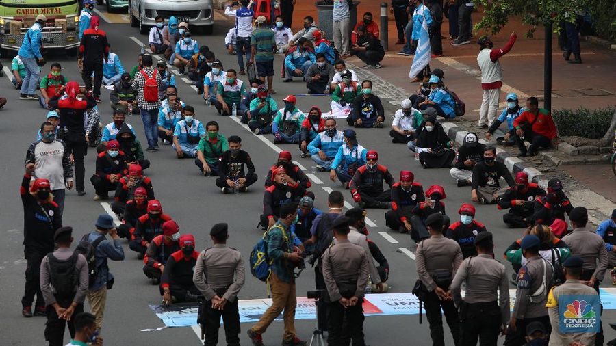 Buruh berdemo di kawasan Patung Kuda, Jakarta, Senin (12/4/2021). (CNBC Indonesia/Andrean Kristianto)