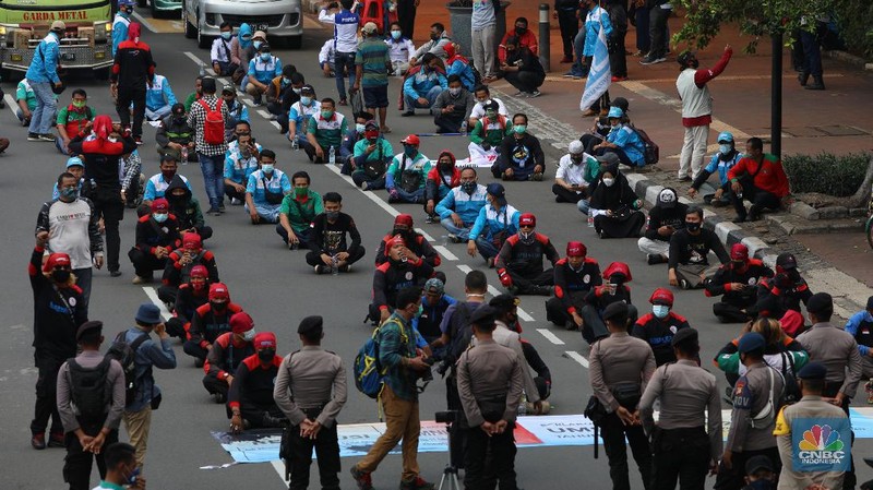 Buruh berdemo di kawasan Patung Kuda, Jakarta, Senin (12/4/2021). (CNBC Indonesia/Andrean Kristianto)