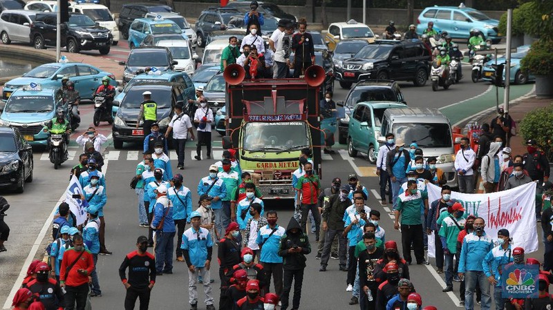 Buruh berdemo di kawasan Patung Kuda, Jakarta, Senin (12/4/2021). (CNBC Indonesia/Andrean Kristianto)