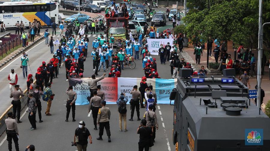 Buruh berdemo di kawasan Patung Kuda, Jakarta, Senin (12/4/2021). (CNBC Indonesia/Andrean Kristianto)