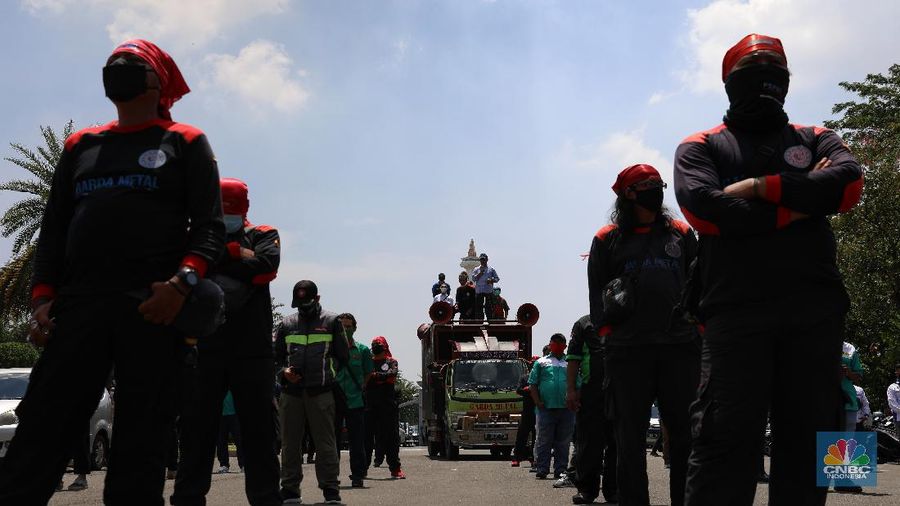 Buruh berdemo di kawasan Patung Kuda, Jakarta, Senin (12/4/2021). (CNBC Indonesia/Andrean Kristianto)