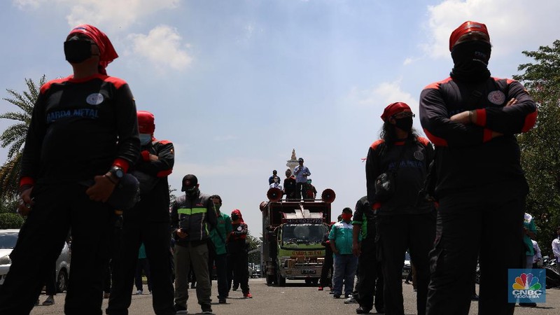 Buruh berdemo di kawasan Patung Kuda, Jakarta, Senin (12/4/2021). (CNBC Indonesia/Andrean Kristianto)