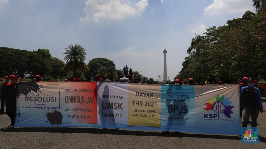 Buruh berdemo di kawasan Patung Kuda, Jakarta, Senin (12/4/2021). (CNBC Indonesia/Andrean Kristianto)