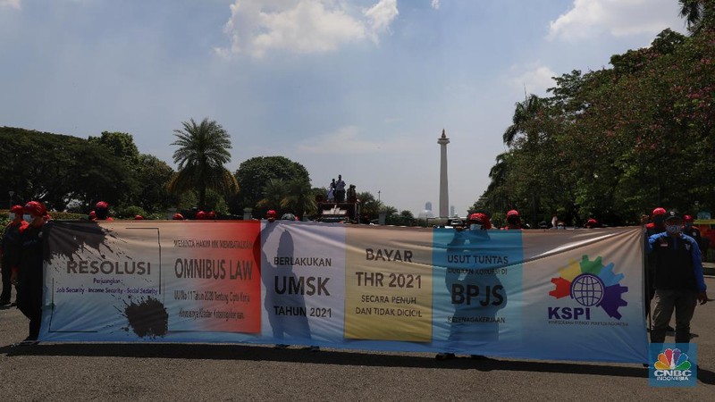 Buruh berdemo di kawasan Patung Kuda, Jakarta, Senin (12/4/2021). (CNBC Indonesia/Andrean Kristianto)