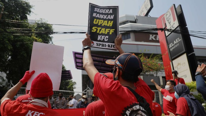Demo Pekerja KFC di Gelael. (CNBC Indonesia/Muhammad Sabki)