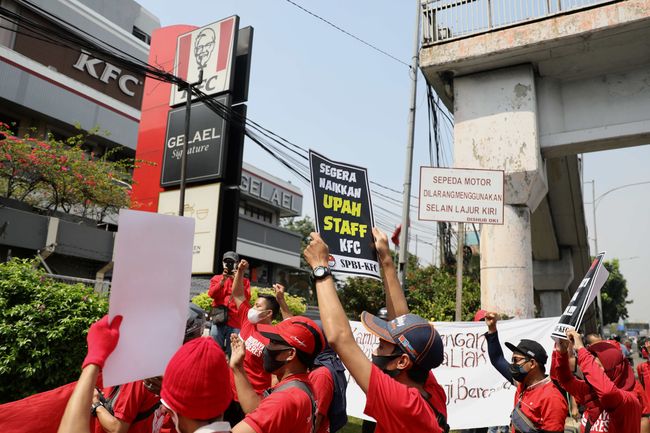 Sempat Kepung Kantor Kfc Pekerja Geram Upah Dipotong