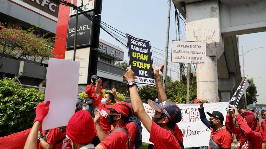 Demo Pekerja KFC di Gelael. (CNBC Indonesia/Muhammad Sabki)