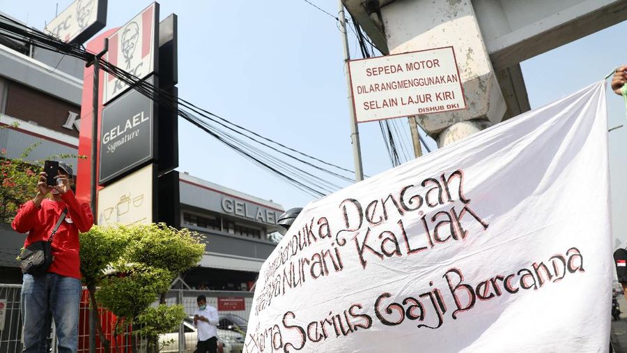 Demo Pekerja KFC di Gelael. (CNBC Indonesia/Muhammad Sabki)