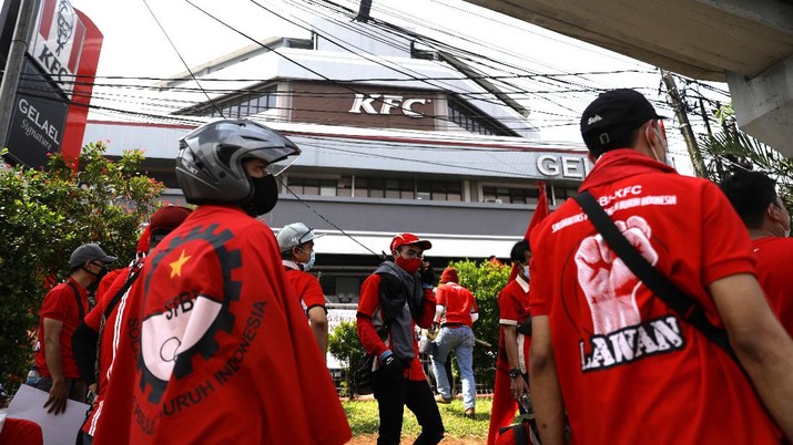 Demo Pekerja KFC di Gelael. (CNBC Indonesia/Muhammad Sabki)