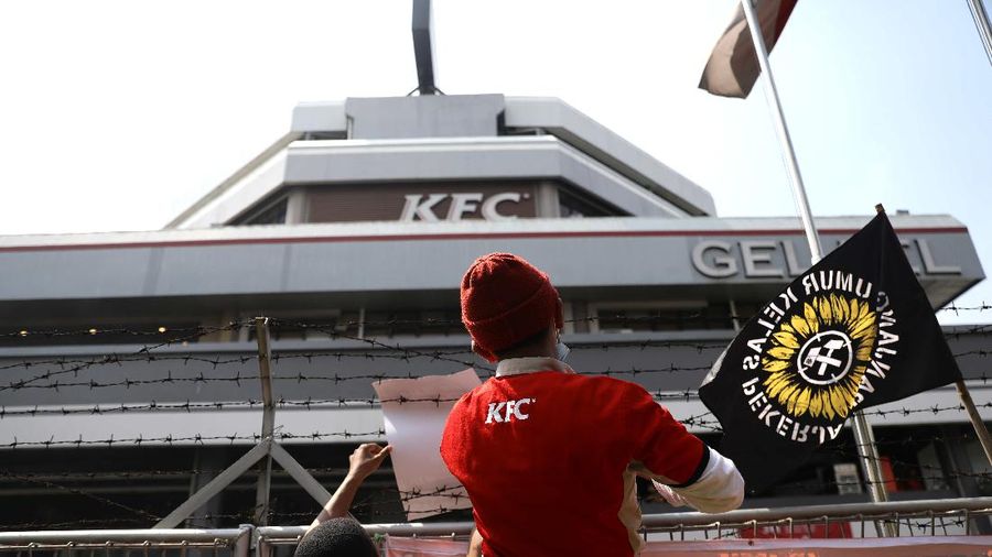 Demo Pekerja KFC di Gelael. (CNBC Indonesia/Muhammad Sabki)
