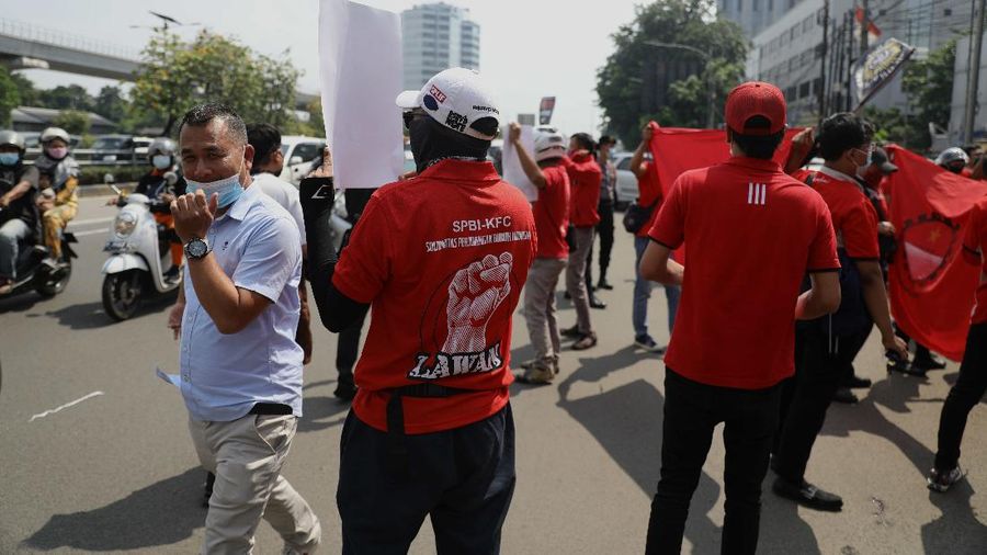 Demo Pekerja KFC di Gelael. (CNBC Indonesia/Muhammad Sabki)