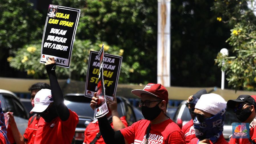 Demo Pekerja KFC di Gelael. (CNBC Indonesia/Muhammad Sabki)