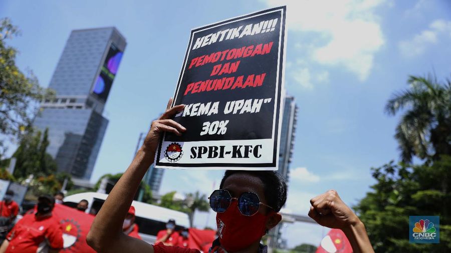 Demo Pekerja KFC di Kemnaker RI. (CNBC Indonesia/Muhammad Sabki)