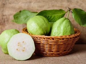 Kulit Jambu Biji Bagusnya Dimakan atau Dibuang? Ini Kata Ahli Gizi