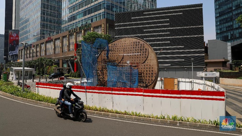 Pembangunan Tugu Sepeda. (CNBC Indonesia/Andrean Kristianto)