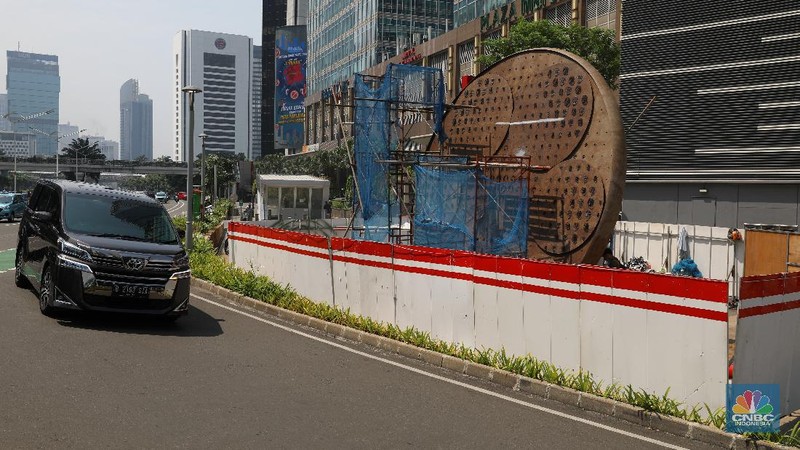 Pembangunan Tugu Sepeda. (CNBC Indonesia/Andrean Kristianto)