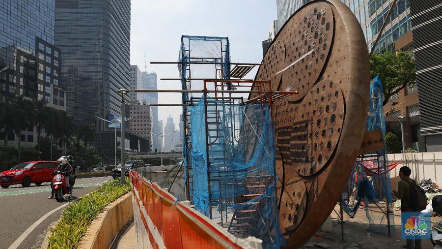 Pembangunan Tugu Sepeda. (CNBC Indonesia/Andrean Kristianto)