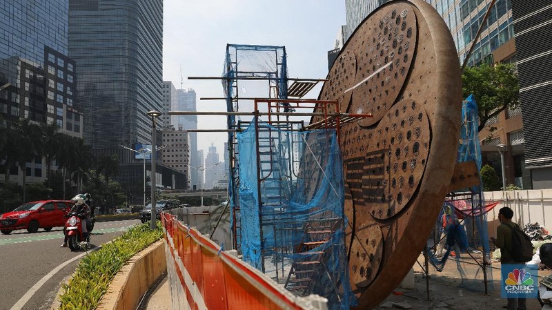 Pembangunan Tugu Sepeda. (CNBC Indonesia/Andrean Kristianto)