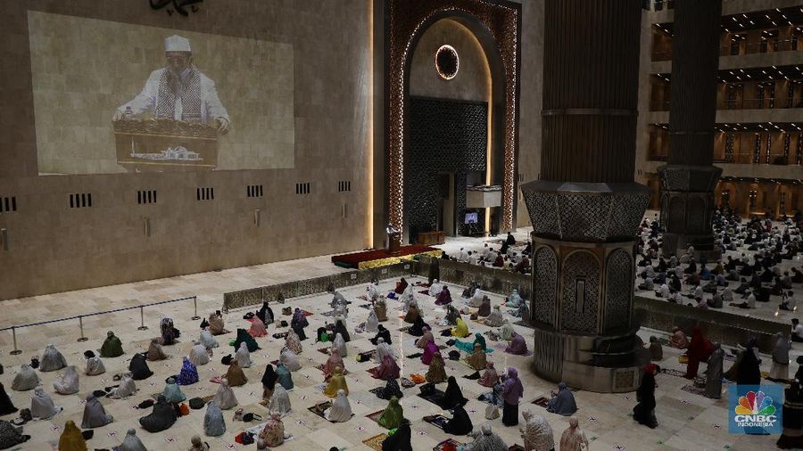 Tarawih Pertama Ramadan di Masjid Istiqlal (CNBC Indonesia/Muhammad Sabki)