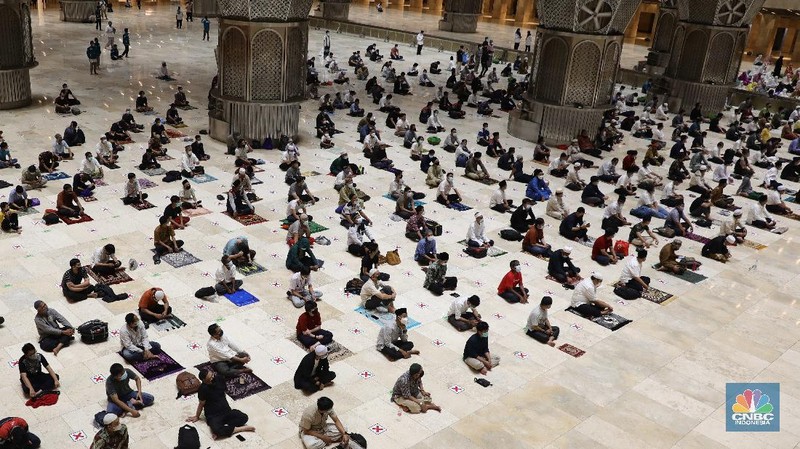 Tarawih Pertama Ramadan di Masjid Istiqlal (CNBC Indonesia/Muhammad Sabki)