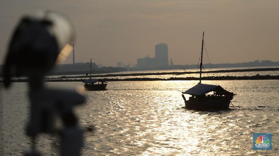 Tim Pemantau Hilal Badan Meteorologi, Klimatologi dan Geofisika (BMKG) melaksanakan pemantauan di Dermaga Hati, Taman Impian Jaya Ancol, Jakarta Utara, Senin (12/4/2021). (CNBC Indonesia/Muhammad Sabki)