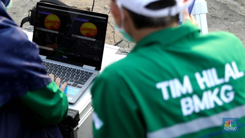 Tim Pemantau Hilal Badan Meteorologi, Klimatologi dan Geofisika (BMKG) melaksanakan pemantauan di Dermaga Hati, Taman Impian Jaya Ancol, Jakarta Utara, Senin (12/4/2021). (CNBC Indonesia/Muhammad Sabki)