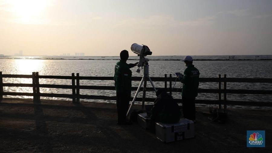 Tim Pemantau Hilal Badan Meteorologi, Klimatologi dan Geofisika (BMKG) melaksanakan pemantauan di Dermaga Hati, Taman Impian Jaya Ancol, Jakarta Utara, Senin (12/4/2021). (CNBC Indonesia/Muhammad Sabki)