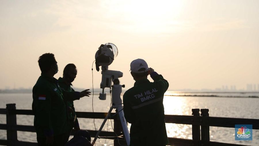 Tim Pemantau Hilal Badan Meteorologi, Klimatologi dan Geofisika (BMKG) melaksanakan pemantauan di Dermaga Hati, Taman Impian Jaya Ancol, Jakarta Utara, Senin (12/4/2021). (CNBC Indonesia/Muhammad Sabki)