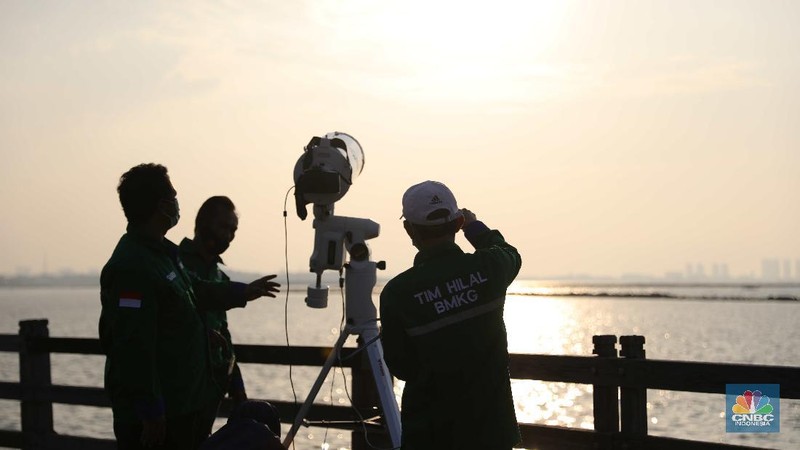 Tim Pemantau Hilal Badan Meteorologi, Klimatologi dan Geofisika (BMKG) melaksanakan pemantauan di Dermaga Hati, Taman Impian Jaya Ancol, Jakarta Utara, Senin (12/4/2021). (CNBC Indonesia/Muhammad Sabki)
