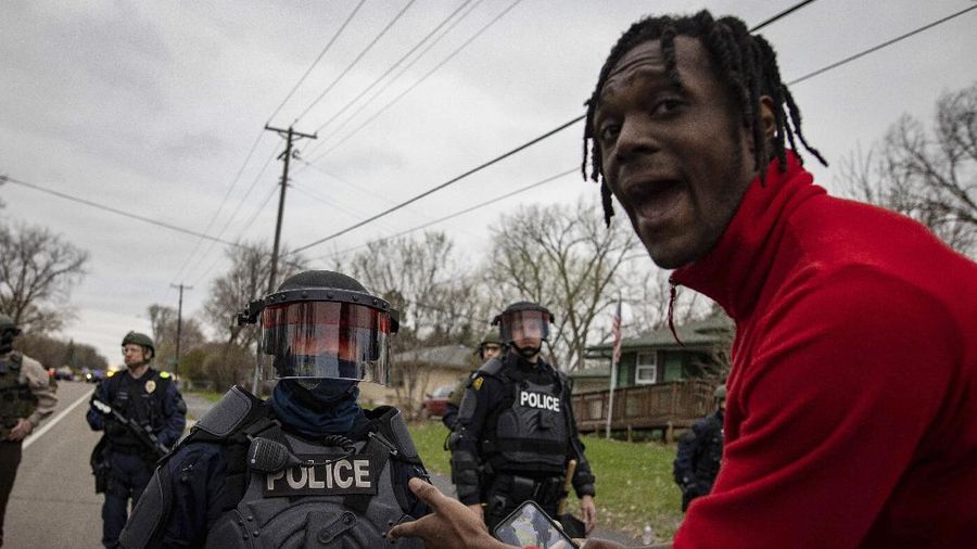 Warga merusak mobil polisi setelah penembakan fatal seorang warga kulit hitam di Minneapolis, AS. (AP/Christian Monterrosa)