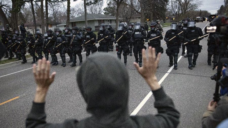 Warga merusak mobil polisi setelah penembakan fatal seorang warga kulit hitam di Minneapolis, AS. (AP/Christian Monterrosa)