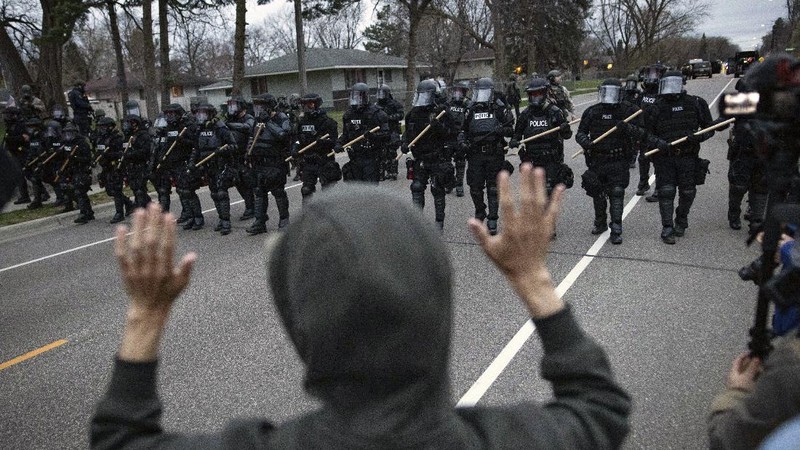 Warga merusak mobil polisi setelah penembakan fatal seorang warga kulit hitam di Minneapolis, AS. (AP/Christian Monterrosa)